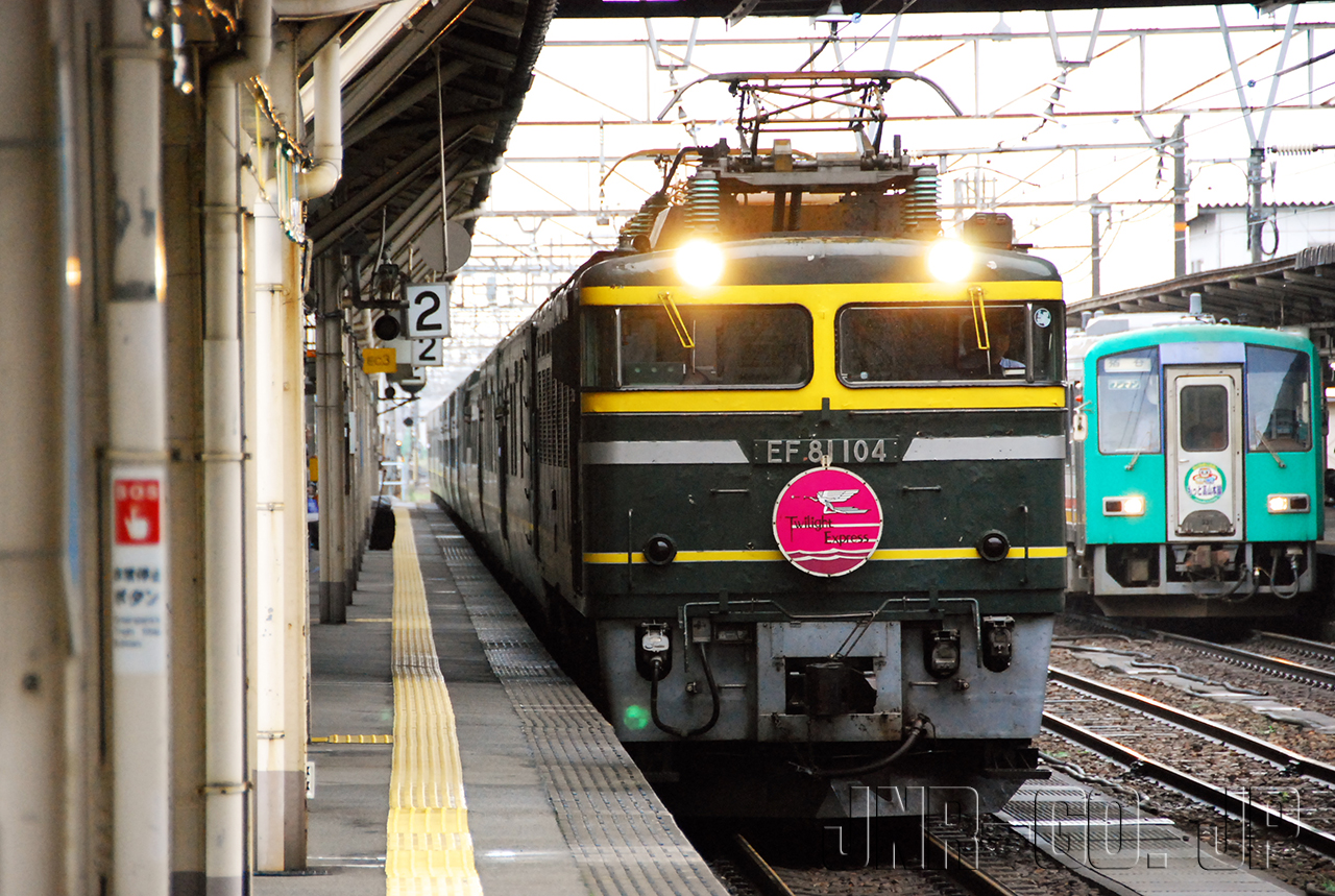 早朝の富山駅に到着するEF81牽引の客車列車たち
